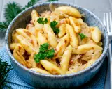 Herzhafte Schupfnudeln mit Sauerkraut, garniert mit Petersilie. Ein Klassiker, der auf keinem Tisch fehlen darf.