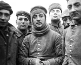 Fünf Soldaten in Uniformen, die an den Ersten Weltkrieg erinnern. Wer gewann den ersten Weltkrieg? Diese Männer könnten es wissen.