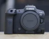 Czarny aparat Canon EOS R5 z obiektywem na bagnecie.