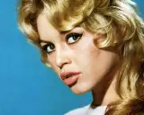 Ikona kina, Brigitte Bardot, jedna z najsłynniejszych francuskich gwiazd porno, z charakterystyczną fryzurą i makijażem.