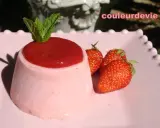 Délicieuse glace aux fruits rouges sans sorbetière, garnie de coulis et de menthe fraîche, accompagnée de fraises sur une assiette rose.