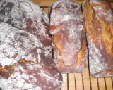 Nybakade sirapslimpor, pudrade med mjöl, redo att avnjutas. Ett perfekt sirapslimpa recept för hembakat bröd.