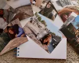 Raccolta di foto stampate su carta fotografica, con coppie felici e paesaggi.