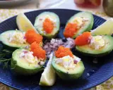 Avokadohalvor fyllda med krämig röra, orange rom och rödlök. En perfekt vegansk påskmat som ser lika god ut som den smakar.