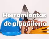 Casco azul, ladrillo y paletas, herramientas de albañilería listas para construir.