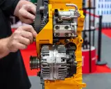 Mechanik reguluje pasek na alternatorze. Uszkodzony mostek prostowniczy objawy mogą być trudne do zdiagnozowania bez oględzin.