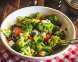 Frischer Brokkolisalat mit Kirschtomaten, schwarzen Oliven und Feta. Perfekt für gesunde Brokkoli Rezepte.