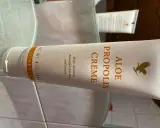 Krem propolisowy Forever Aloe, który pomaga utrzymać piękny koloryt i teksturę skóry.