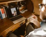 Hombre en videollamada, aplicando el método Gottman para fortalecer su relación.