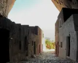 Antica via acciottolata che conduce verso il mare, incastonata nella roccia della grotta Mangiapan.
