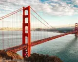 El icónico puente Golden Gate, con su distintivo color naranja, se extiende sobre el agua. ¿Cuánto mide el puente de San Francisco? Es una maravilla de la ingeniería.