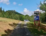 Droga do schroniska "Sokolik" na Krzyżnej Górze. Parking gotowy na turystów.