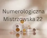 Monety w lodowych kulach i kostkach, symbolizujące numerologię mistrzowską 22.