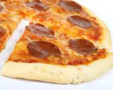 Pyszna pizza pepperoni, 32 cm średnicy. Zastanawiasz się, ile kcal ma pizza 32 cm? Ta wygląda na około 2000 kcal.
