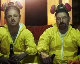 Bryan Cranston och Aaron Paul i gula skyddsdräkter och gasmasker, en ikonisk scen från filmer och tv-program.