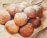 Délicieux beignets saupoudrés de sucre glace, rappelant la recette pâte à beignets de grand-mère. Un délice croustillant et moelleux.