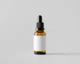 Brązowa buteleczka z pipetką, idealna na serum z witaminą E, np. tocopheryl acetate. Pusta, biała etykieta czeka na Twój opis.