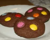 Chokladkakor med färgglada godisar, perfekta kakor till barnkalas.