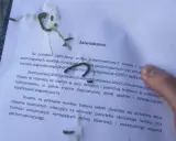 Na zaświadczeniu o ADHD, obok tekstu, widać ślady czegoś, co może przypominać trudności w pisaniu, jak przy dysgrafii.