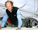 Mike Birch, le navigateur, sur le pont d'un voilier, prêt pour l'aventure.