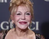 Tita Thyssen, con su melena rubia recogida y luciendo unos pendientes de brillantes y esmeraldas, sonríe a la cámara.