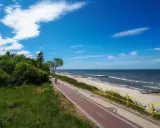 Piękny dzień nad polskim morzem. Ścieżka rowerowa wzdłuż plaży, idealna na wakacje.