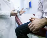 Lekarz omawia z pacjentem chorobę Peyroniego i jej leczenie.