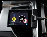 Nawigacja w pojeździe kategorii M1 pokazuje aktualną prędkość 38 km/h i ograniczenie do 50 km/h.