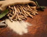 Racines d'ashwagandha en vrac et en gélules, poudre fine. Attention à l'ashwagandha danger potentiel.