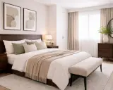 Dormitorio con muebles oscuros. Las paredes, pintadas en un tono crema suave, complementan la calidez de la madera.