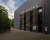 Nowoczesna biblioteka na terenie Akademii Ignatianum w Krakowie. Obok stoją rowery.