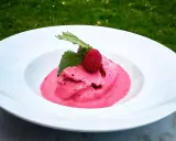 Hallonglass i en vit skål, toppad med hallon och mynta. Perfekt för ett enkelt hallonglass recept.