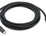 Czarny, pleciony kabel Thunderbolt z wtyczkami USB-C. Szybki transfer danych i zasilanie.
