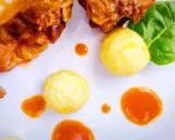 Carne dorada con patatas y salsa, un toque de ajo carretero para realzar el sabor.
