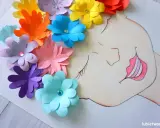 Kolorowy portret wiosny z papierowych kwiatów zdobi głowę rysunkowej dziewczyny.