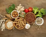Produkty bogate w błonnik: płatki owsiane, makaron pełnoziarnisty, brązowy ryż, migdały, nasiona, brokuły, szpinak, pomidor, czosnek, imbir. To świetne jedzenie na zaparcia.