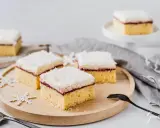 Schneeflocken zieren den Tisch, auf dem ein saftiger Frau Holle Kuchen mit Kokosraspeln und Marmelade wartet.