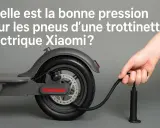 Maintenir la bonne pression pneu trottinette électrique Xiaomi est essentiel pour une conduite sûre et confortable. Une pompe est connectée à la roue.