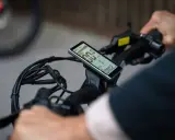 Wyświetlacz roweru elektrycznego pokazuje stan baterii i prędkość. To jak ładowarka do roweru elektrycznego, która informuje o postępie.