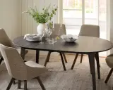 Ett elegant matbord med stolar i en ljus miljö, typiskt för ett Rowico showroom.