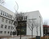 Collegium Medicum w Opolu, nowoczesny budynek z rzeźbą DNA. Idealne miejsce na studia medyczne.