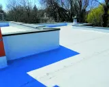 Nowoczesna attyka z białym pokryciem dachowym, gotowa na nowe wyzwania. Co to jest attyka? To element architektoniczny nad dachem.