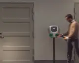 Man kopplar sin elbil till en stilren aura laddbox.