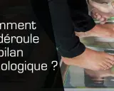 Un podologue examine un pied dans un bac, préparant un bilan podologique.