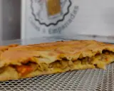 Empanada dorada rellena de carne y verduras. Perfecta para acompañar con una ensalada fresca o una salsa picante.