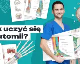 Uśmiechnięty student medycyny prezentuje schematy, jak się uczyć anatomii. Widoczne są ilustracje kości, mięśni i stawów.