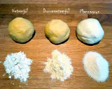 Tre degbollar av olika mjöltyper för pastadeg recept: vetemjöl, durumvetemjöl och mannagryn.