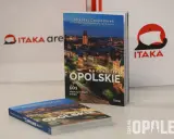 Książka "Bucket list Opolskie" prezentuje 101 nieoczywistych miejsc i opolskie atrakcje. Obok leży druga taka sama książka.