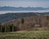 Widok na góry z mgłą w dolinie, lasy i drewniana wiata. To może być najładniejsza trasa na Turbacz.