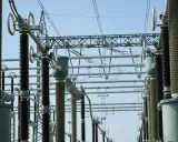 Stromwandler und Isolatoren in einem Umspannwerk, das die Energieversorgung für grundlast kraftwerke sichert.